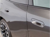 【デザインとの融合】BMWデザイナーが創り出したボディデザインを損なう事のない様に配置とデザインに拘っています。ドアノブについてもBMWの拘りに妥協はありません。