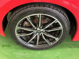 純正アルミホイールです。足元が引き立つので、車全体のイメージがアップしますよ!