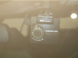 【ドラレコ前】今では車の必需品です。運転中の映像や音声を記録して残します。事故などが起きた場合の証拠になるので、もしもの時に役立ちます。