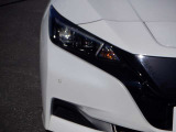 【LEDヘッドランプ】ハロゲンヘッドランプの約2倍の光量でより明るく遠くを照射。視認性、長寿命、省電力に優れ、スタイリッシュな白光色も魅力