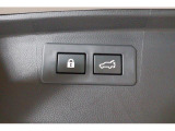 電動リヤゲートを装備。運転席から操作も行える便利な機能も搭載。女性でもワンタッチで開閉できるので、普段の買い物でも楽ですよ。開閉位置も調整できるので、身長の低い方でも安心です。
