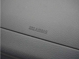 ◆助手席エアバッグ◆SRSエアバッグは、シートベルトだけでは防ぎきれない衝突時の衝撃から乗員を守るための安全装置。衝突時に瞬時に膨らみ、頭部や胸部がダッシュボードに直接衝突するのを防ぎます。