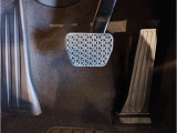 ペダル】BMWはオルガン式アクセルペダルを採用しています。踏み込む足とペダルが同じ軌跡を描くため、かかとがずれにくく、アクセルコントロールがよりしやすくなるメリットがあります