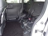 ◆チップアップ&ダイブダウン機構付【ULTR SEAT】は後席座面を左右分割で跳ね上げることができます。トランクで積載できない背の高い荷物をラクラク収納できます。ホンダ車ならではの人気装備です。