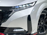 【LEDヘッドライト】悪天候や夜間走行時も良好な視界を確保し安心して運転できる高輝度LEDヘッドライトを装備!点灯速度が早く、消費電力も抑えられています。