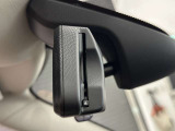 ルームミラー一体型ETCを装備。後付け感のないスマートな設計で、インテリアもすっきりとした印象です。