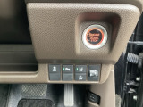 駐車や出庫時に障害物が接近するとお知らせしてくれるパーキングセンサーシステムつき。