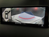 上空から俯瞰した映像で周囲の状況を確認出来る360&deg;ビューモニターです。これで狭い駐車場でも安心ですね。また、隠れたお子様やいつの間にか置かれたカートも確認出来ますね。