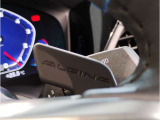 【ハンドル】ドライバーとBMW車の一体感がダイレクトに伝わるステアリングホイール。形状・太さへの拘りに加えて、操作性を高める為にスイッチ類も配置。クイックかつ安定のドライビングを体感下さい!