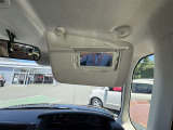 運転席サンバイザーは大型でバニティミラー付き!