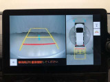 車の全周囲の画像が表示されます。運転席から見づらい個所なども、上空から見たような映像で確認できます。映像のきりかえも出来、後方確認だけでなく大変便利な機能です。