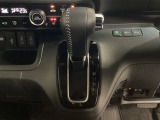 CVT車のセレクトレバーです。低速から高速まで、変速ショックのないスムーズな走りを実現するとともに、エンジン効率のよい領域を維持することで燃費にも貢献します。