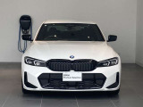 アルピン・ホワイトのボディにM Sportのデザインを組み合わせたフロントフェイス。シャープな造形が3シリーズらしいスポーティな表情を引き立てます。