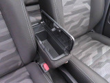 フロントセンターアームレスト。蓋つきの収納スペースになってエコバッグや運転用の眼鏡やサングラスなどをしまっておくのにぴったり。
