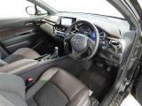 シンプルで使いやすいデザインの運転席です。