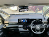 視界が広く運転しやすいインパネデザイン。ナビや操作スイッチも手の届きやすい配置で、初めての方でも安心して運転できる快適な室内空間です