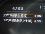 【車線逸脱警報】車線から外れると注意を促します。ドライバーが意図しないのに車線を逸脱した場合に、これを検知して警報で注意喚起する事で安全性を確保!