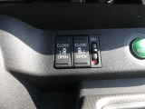 電動両側スライドドアが付いてます(運転席から操作可能です)