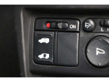 リアは片側パワースライドドアで開閉には運転席のスイッチ、もしくはスライドドアのドアハンドルを軽く引くだけで自動開閉します。