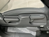 シートハイトアジャスターが付いているので運転姿勢を調整するのに便利ですね。身長に合ったシートポジションは安全運転や疲労軽減にもつながります。