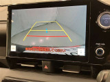 車庫入れなど後進運転時に死角をモニターで確認ができて安全です♪ ステアリング操作の参考になるガイド線も表示しますので車庫入れがニガテな方も安心ですネ!