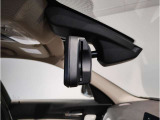 BMWではルームミラーの裏側にETCの車載器が内蔵されており、別途で車載器の購入必要なしで非常にスマート。皆様が驚かれるポイントのでもあります