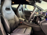 メルセデスのシートは、少し硬めに出来ておりますので、長時間の運転でも疲れにくく、安全にドライビングをお楽しみ頂けます