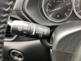 レバーをAUTOの位置にしているとき、レインセンサーが雨を感知すると、雨量に応じてワイパーが自動で作動してくれるオートワイパーを装備!設定変更で非作動にすると、間欠作動に固定されます。