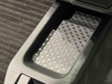 スマートフォンなどがスッキリ置けるセンターコンソールトレイです