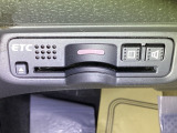 【ETC車載器】高速道路の料金所を、止まらずスムーズに通過。小銭を用意する手間も、窓を開けるわずらわしさもありません。遠出をグッと身近にしてくれる快適ドライブの必須アイテムです。