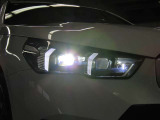 先進のLEDテクノロジーを採用。照射される白色光の周波特性は太陽に近く、バイ・キセノン・ヘッドライトを上回るコントラストでさらに明るく輝きます。