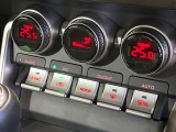 【オートエアコン】一度お好みの温度に設定すれば、車内の温度を検知し風量や温度を自動で調整。暑い&hellip;寒い&hellip;と何度もスイッチ操作をする必要はありません。快適な車内空間には必須の機能ですね♪
