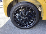 純正アルミホイールです。足元が引き立つので、車全体のイメージがアップしますよ!