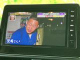 テレビ番組を画面で視聴できる装備です。停車中の休憩時間に映像を楽しめるほか、画面脇のボタンから音量などを調整でき、使いやすさにも配慮されています。