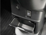 ◆センターロアボックス◆インパネ中央の下部には、ごみ箱としても使用する事ができるセンターロアボックスを装備しております。
