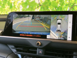 後方の映像に加えて車両周辺の様子も画面で確認でき、駐車時の安全確認をサポートします。ガイドラインが表示されるため、駐車位置を把握する際にも便利です。周囲を目視でも確かめながらご活用ください。