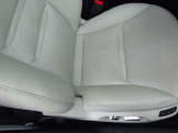 使用頻度が高い運転席ですが、目立つへたりが少なく良い状態を保っています。身体をしっかり支える座り心地で、毎日の通勤から休日の遠出まで快適な運転姿勢をサポートしてくれる状態の良さが魅力です。
