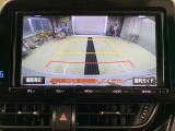 ディスプレイに後方の視界を表示し、車庫入れをサポート「距離目安線」「車幅延長線」およびステアリング操作に連動する「予想進路線」を画面に表示します。※必ず車両周辺の安全を直接確認してください。