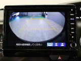 【バックカメラ】シフトを「R」の位置に入れると、自動的に画面がカメラ映像に切り替わり後方の視界をサポートする必須装備です!