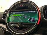 前方の状況をカメラで検知し、ドライバーの安全運転をサポートするドライビングアシストを搭載。