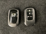 スマートキーを装備しています。鍵を差し込むことなくドアロックの開け閉めと、スタートボタン操作でのエンジンスタートができます。ボタン操作でトランクが開けられる電動テールゲートのボタンもついています。
