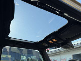 【ガラスルーフ】ガラスルーフ搭載で車内の解放感が一気にアップ!開放的なドライブをお楽しみいただけます。