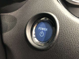 エンジンスタートスイッチです。キーが車内にあれば、エンジンの始動や停止はスイッチを押すだけ!キーを取り出す手間を省き、ワンプッシュで操作できるので簡単でスムーズです。