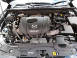 「SKYACTIV-G(ガソリン)」は、規格外の高圧縮を実現し、世界のエンジン技術者に驚きを与えました。さらに、それを維持したままノッキングの発生を抑え、熱効率を向上、走りにも寄与したエンジンです。