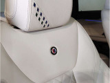 【コックピットシート】BMW車の主役席。車体中央にくる様に配置し車両重心とが一致する事でドライバーと車との一体感あるドライビングを実現。人間工学に基づき形成した形状が長時間のドライブ疲労も軽減します!