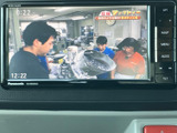 停車中には、お気に入りの番組や映像を楽しめます。長時間の移動も退屈させない、便利な機能です。