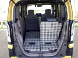 後席は分割可倒式で、用途に合わせてアレンジ可能。荷物の量や乗車人数に応じて柔軟に使える便利なシートです。