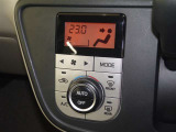 【オートエアコン】設定した温度になるように車が自動で風量や吹き出し口、冷暖房の強さを調整してくれるエアコンです。一度温度を設定すれば、自動で快適な室温を保ってくれるので運転に集中しやすいですよ♪
