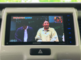 テレビの映像を楽しめる画面を装備しています。停車中のひとときに番組を視聴でき、待ち時間も過ごしやすくなります。使い方が広がる便利な装備です。