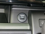 充電用USB端子付き。スマートフォンなどの充電に便利です。